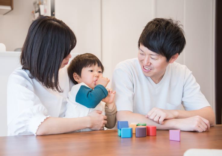 指しゃぶりする子供